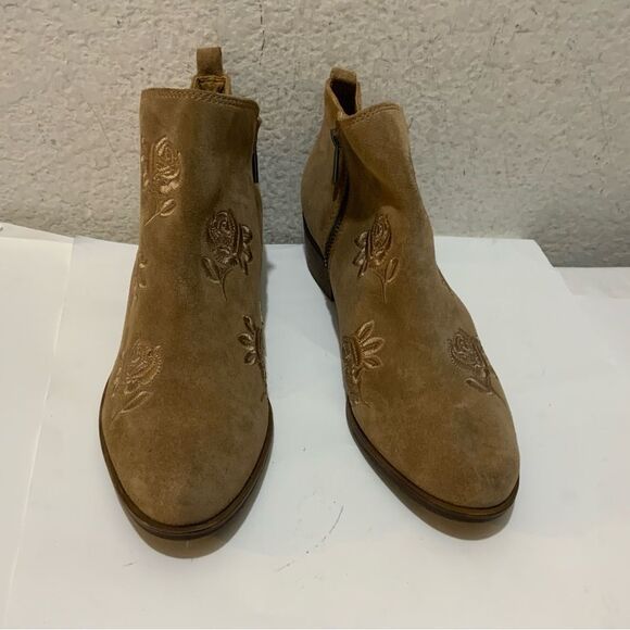 Lucky Brand Women’s Size 7.5 Basel Ankle Bootie Tan Suede Embroidered Roses - Picture 2 of 7